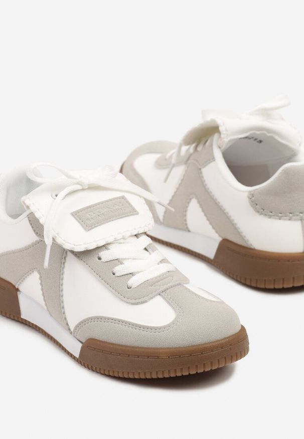 Renee - Biało-Szare Sneakersy w Stylu Tenisówek z Szerokim Językiem Alarila. Nosek buta: okrągły. Kolor: biały. Wzór: aplikacja. Sezon: lato