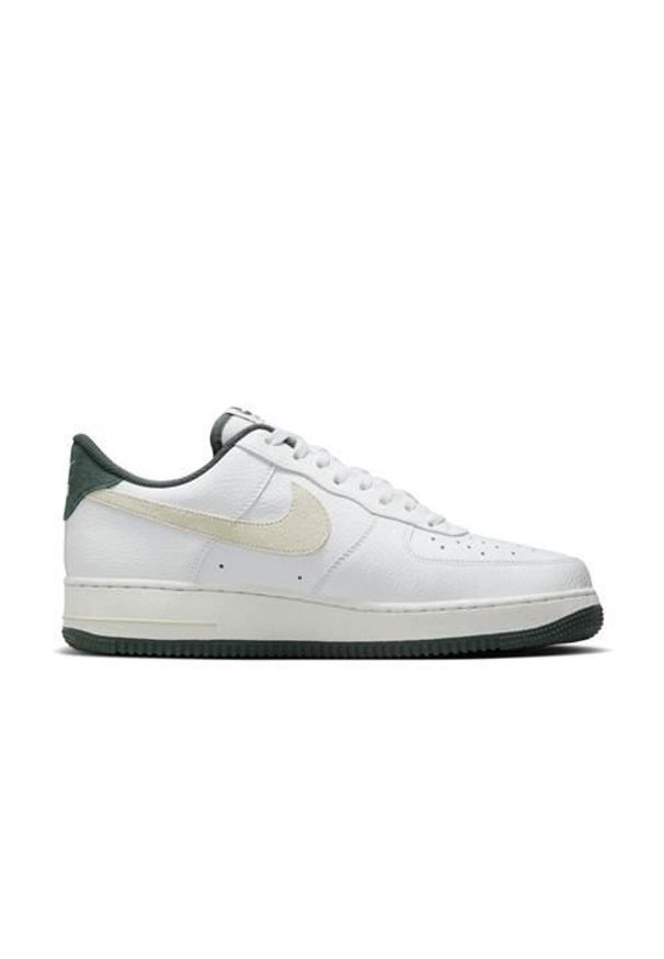 Buty do chodzenia męskie Nike Air Force 1 ’07 Lv8. Zapięcie: sznurówki. Kolor: biały. Materiał: guma, skóra, tkanina. Szerokość cholewki: normalna. Model: Nike Air Force. Sport: turystyka piesza