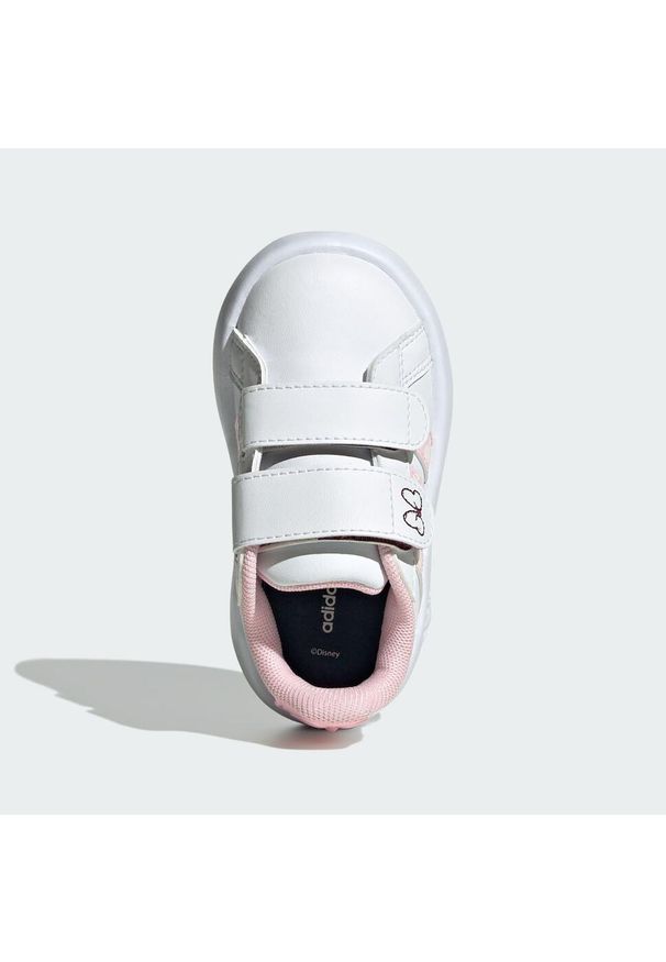 Adidas - Pantofelki dla dzieci adidas x Disney Minnie Mouse Grand. Kolor: biały, wielokolorowy, różowy. Wzór: motyw z bajki