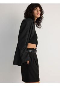 Reserved - Szorty z paskiem i zakładkami - czarny. Kolor: czarny. Materiał: wiskoza, tkanina #1