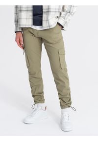 Ombre Clothing - Męskie spodnie cargo STRAIGHT LEG z trójkątnym pinem na kieszeni – oliwkowe V2. Okazja: na co dzień. Kolor: oliwkowy. Materiał: bawełna, elastan, materiał. Wzór: gładki. Styl: casual, elegancki #3