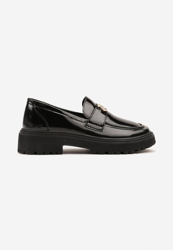 Renee - Czarne Lakierowane Półbuty Mokasyny Zdobione Elegancką Aplikacją Nevoliana. Kolor: czarny. Materiał: lakier. Wzór: aplikacja. Styl: elegancki
