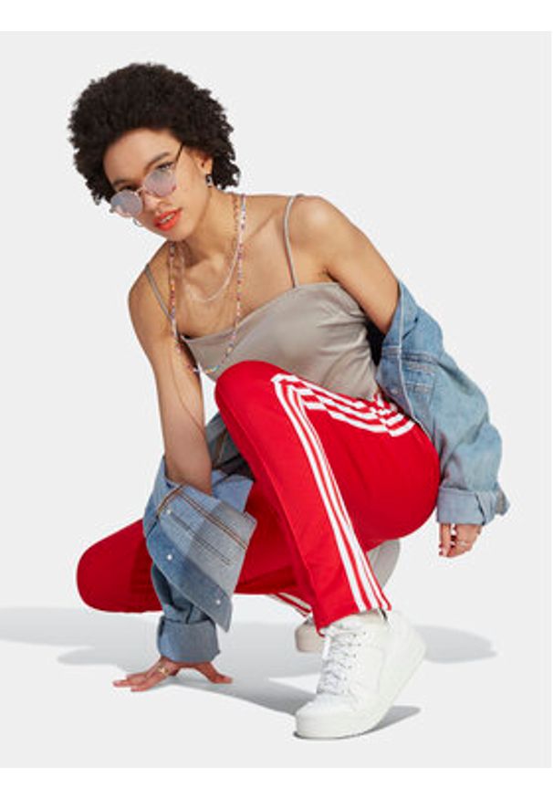 Adidas - adidas Spodnie dresowe adicolor SST IK6603 Czerwony Slim Fit. Kolor: czerwony. Materiał: bawełna