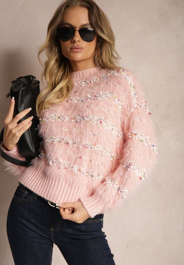 Renee - Różowy Sweter z Dodatkiem Bawełny Ozdobiony Kolorową Nicią Raiqua. Okazja: na co dzień. Kolor: różowy. Materiał: bawełna. Wzór: aplikacja, kolorowy. Styl: elegancki, casual