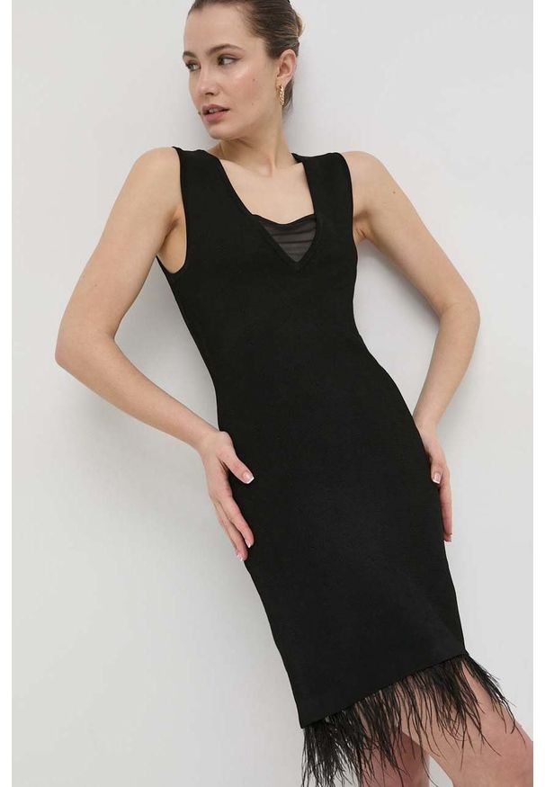 Guess sukienka kolor czarny mini dopasowana. Typ kołnierza: dekolt w karo. Kolor: czarny. Materiał: dzianina. Wzór: gładki. Typ sukienki: dopasowane. Długość: mini