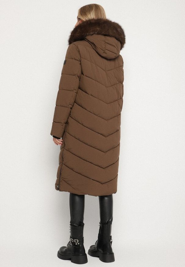Born2be - Brązowa Długa Kurtka z Pikowanymi Przeszyciami i Kapturem z Futerkiem Galella. Okazja: na co dzień. Kolor: brązowy. Materiał: futro. Długość: długie. Styl: elegancki, casual, klasyczny
