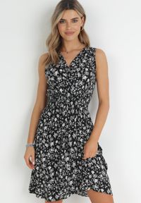 Born2be - Czarna Sukienka z Wiskozy Marszczoną Gumką w Pasie i Kopertowym Dekoltem Nivih. Kolor: czarny. Materiał: wiskoza. Długość rękawa: bez rękawów. Typ sukienki: kopertowe #3