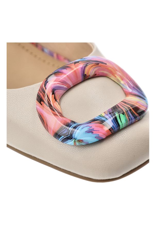 Czółenka damskie S.Barski, slingback ze skóry naturalnej z kolorowym obcasem i ozdobną klamrą z regulowanym paskiem, różowe, LZ61-2010. Okazja: na wesele, na ślub cywilny, na imprezę. Zapięcie: klamry. Kolor: beżowy. Materiał: skóra. Wzór: kolorowy. Obcas: na obcasie. Styl: elegancki. Wysokość obcasa: średni