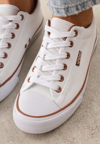 Born2be - Biało-Brązowe Klasyczne Trampki do Kostki z Lamówką przy Podeszwie Kasiope. Okazja: na co dzień. Kolor: biały. Materiał: jeans. Styl: klasyczny #9