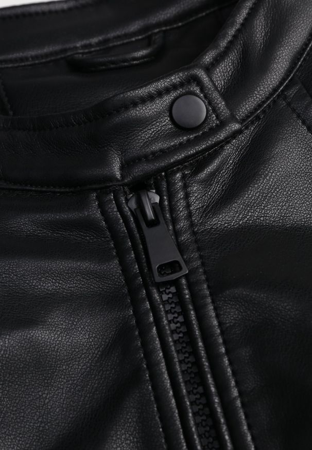 Born2be - Czarna Kurtka Ramoneska o Taliowanym Kroju ze Stójką Fezinia. Okazja: na co dzień. Typ kołnierza: kołnierzyk stójkowy. Kolor: czarny. Materiał: jeans, poliester. Styl: casual, elegancki