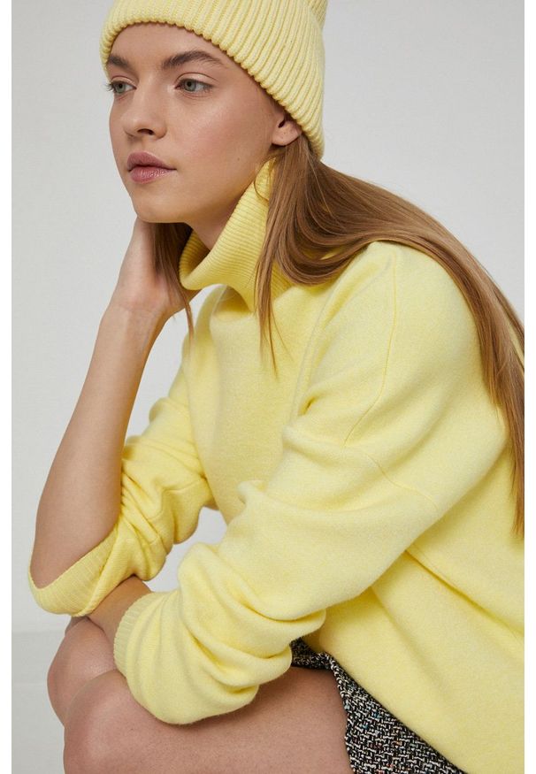 medicine - Medicine - Sweter Basic. Typ kołnierza: golf. Kolor: żółty. Długość rękawa: długi rękaw. Długość: długie