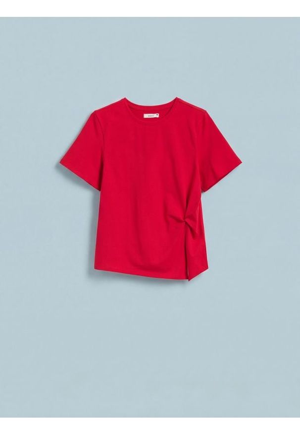 Reserved - T-shirt z ozdobnym detalem - czerwony. Kolor: czerwony. Materiał: dzianina, bawełna