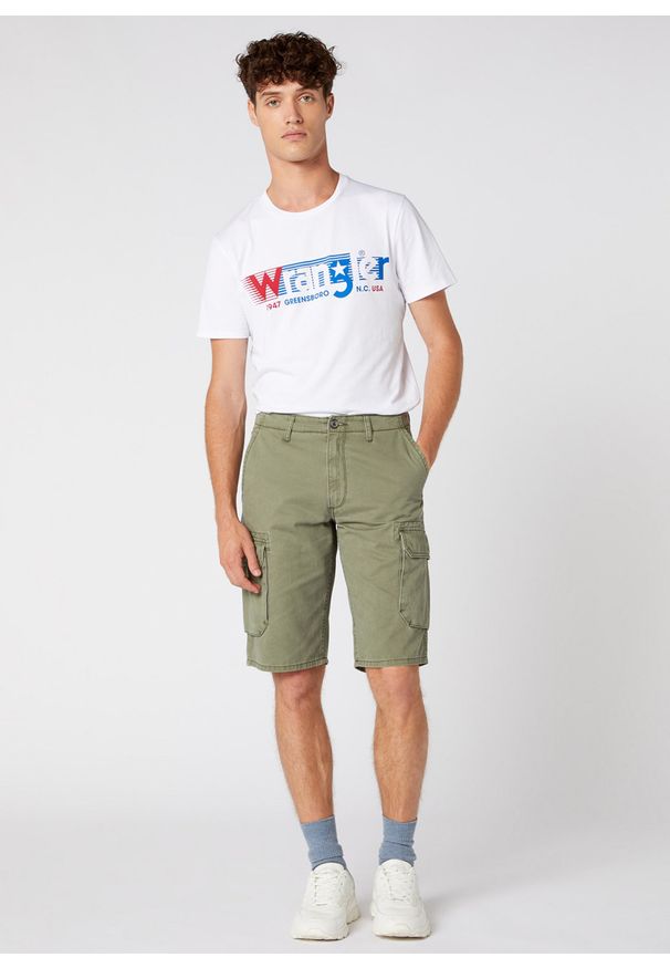 Wrangler - WRANGLER CARGO SHORT MĘSKIE SZORTY KRÓTKIE SPODENKI DUSTY OLIVE W15DKC275. Długość: krótkie