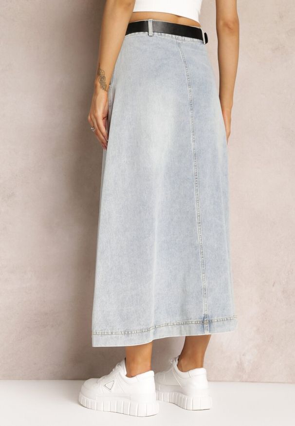 Renee - Jasnoniebieska Jeansowa Spódnica Maxi o Rozkloszowanym Kroju z Paskiem Teviva. Kolor: niebieski. Materiał: jeans. Sezon: lato, wiosna