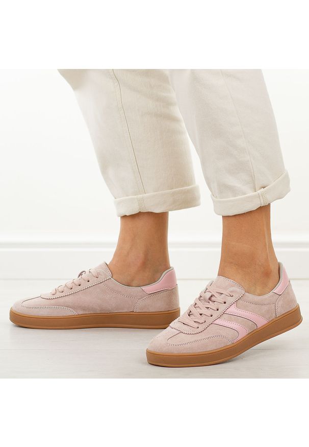 Różowe skórzane półbuty damskie Vinceza 95400. Okazja: na co dzień. Nosek buta: okrągły. Zapięcie: sznurówki. Kolor: różowy. Materiał: skóra, nubuk. Szerokość cholewki: normalna. Sezon: wiosna, jesień, lato. Styl: casual, klasyczny