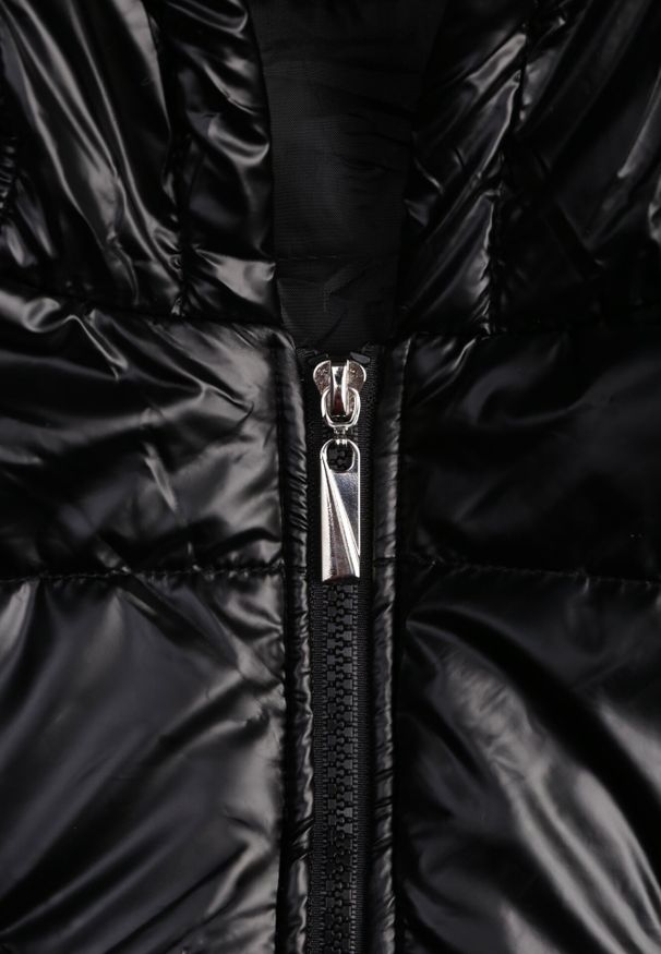 Born2be - Czarna Długa Kamizelka z Kapturem Ozdobiona Imitacją Kieszeni Mavaria. Typ kołnierza: kaptur. Kolor: czarny. Materiał: jeans. Długość: długie. Wzór: aplikacja. Sezon: wiosna, jesień. Styl: elegancki, klasyczny, sportowy