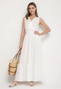 Born2be - Biała Sukienka o Rozkloszowanym Kroju Bez Rękawów z Kopertowym Dekoltem Filoria. Typ kołnierza: dekolt kopertowy. Kolor: biały. Długość rękawa: bez rękawów. Typ sukienki: kopertowe. Styl: elegancki #1