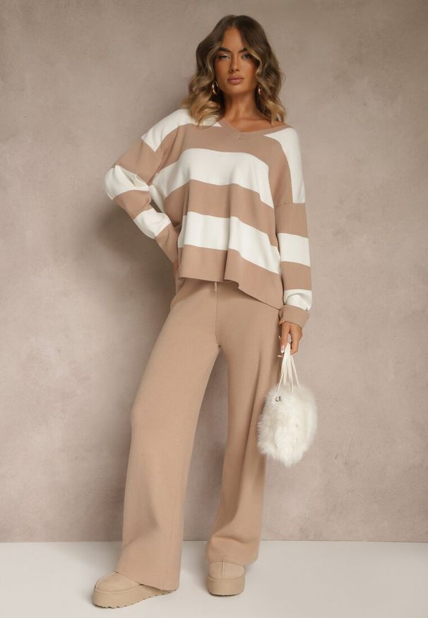 Renee - Beżowy Komplet z Dzianiny Spodnie Wide Leg i Sweter w Szerokie Pasy Falorella. Kolor: beżowy. Materiał: dzianina
