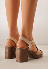 Renee - Ciemnobeżowe Sandały VICES na Słupku i Platformie z Geometrycznymi Paskami Undilis. Okazja: na co dzień. Zapięcie: pasek. Kolor: beżowy. Materiał: jeans. Wzór: geometria. Obcas: na platformie. Styl: casual, boho #9