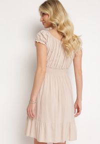 Born2be - Beżowa Wiskozowa Sukienka z Gumkami w Pasie Ściągana przy Dekolcie z Falbanką Tiimamla. Okazja: na co dzień. Kolor: beżowy. Materiał: wiskoza. Długość rękawa: krótki rękaw. Sezon: wiosna, lato. Typ sukienki: proste. Styl: casual #2