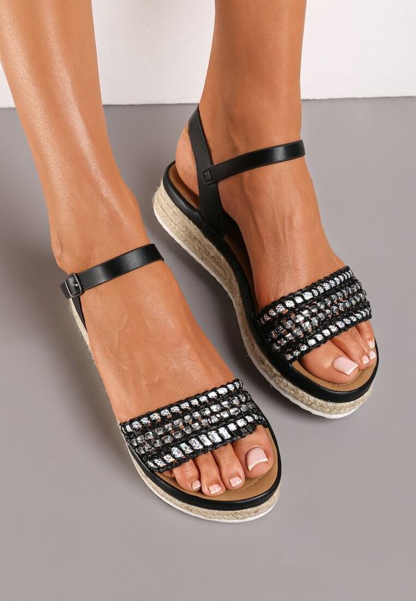 Born2be - Czarne Sandały Boho na Plecionej Podeszwie z Kryształkami na Pasku Griasta. Okazja: na co dzień. Zapięcie: pasek. Kolor: czarny. Sezon: lato. Styl: boho