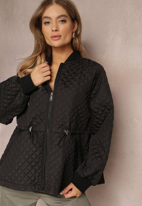 Renee - Czarna Pikowana Kurtka Bomberka ze Ściągaczami Libbie. Kolor: czarny. Styl: elegancki