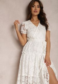 Renee - Biała Sukienka Caneope. Kolor: biały. Materiał: tkanina, materiał, koronka. Długość rękawa: krótki rękaw. Typ sukienki: kopertowe. Długość: midi #5