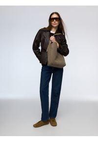 Reserved - Zamszowa torebka shopper - jasnoszary. Kolor: szary. Materiał: zamszowe