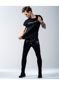 GUNS & TUXEDOS - Czarny t-shirt z logo Back Black. Kolor: czarny. Materiał: jeans, bawełna. Wzór: nadruk. Styl: rockowy #2