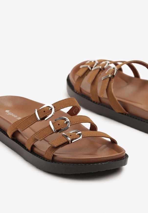 Renee - Brązowe Klapki Ozdobione Trzema Paskami i Klamrami Jelfitia. Okazja: na co dzień. Kolor: brązowy. Materiał: jeans. Wzór: aplikacja. Obcas: na obcasie. Styl: elegancki, casual. Wysokość obcasa: niski