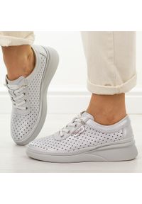 Szare ażurowe skórzane półbuty damskie Vinceza 79603. Okazja: na spacer, na co dzień. Kolor: szary. Materiał: skóra. Szerokość cholewki: normalna. Wzór: ażurowy. Sezon: wiosna, jesień, lato. Styl: casual, elegancki, klasyczny #1