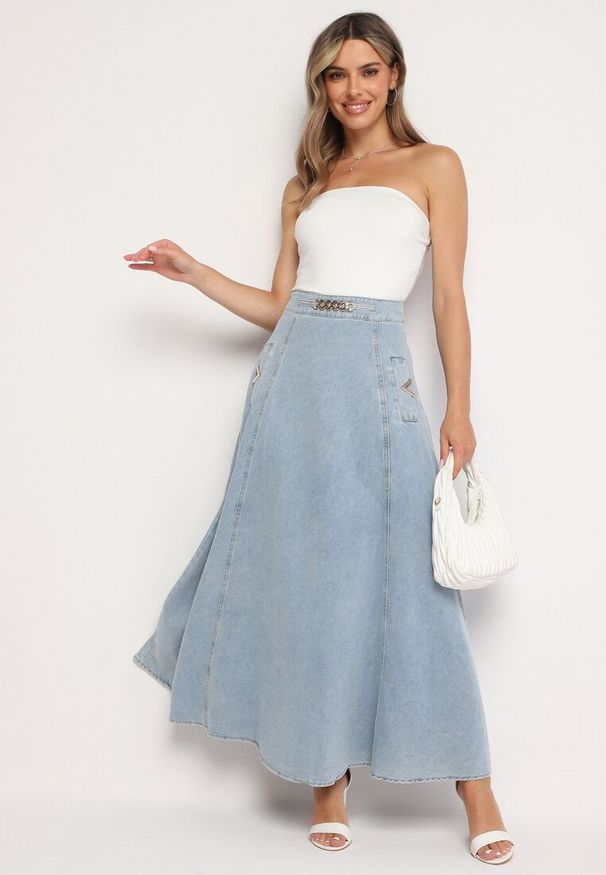 Born2be - Jasnoniebieska Bawełniana Spódnica Jeansowa Maxi Rozkloszowana z Łańcuszkiem Zallire. Kolor: niebieski. Materiał: jeans, bawełna. Styl: boho