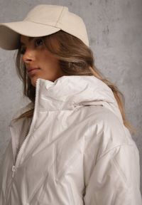 Renee - Jasnoszara Pikowana Kurtka z Kapturem z Materiałem na Rękawach Grigoria. Okazja: na co dzień. Typ kołnierza: kaptur. Kolor: szary. Materiał: materiał. Długość rękawa: długi rękaw. Styl: casual, elegancki #3