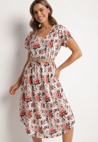 Born2be - Czerwona Sukienka Bawełniana z Asymetrycznym Dołem w Kwiatki Nativienne. Kolor: czerwony. Materiał: bawełna. Długość rękawa: krótki rękaw. Wzór: kwiaty. Sezon: lato. Typ sukienki: asymetryczne. Styl: elegancki #6