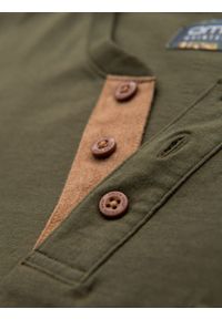 Ombre Clothing - T-shirt męski z dekoltem na guziki i zamszowym wykończeniem – ciemnooliwkowy V5 - Rozmiar: XL. Okazja: na co dzień. Kolor: oliwkowy. Materiał: zamsz. Wzór: gładki. Styl: klasyczny, casual #7