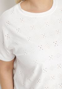 Born2be - Biały T-shirt z Ażurowym Wzorem Mleassa. Okazja: na co dzień. Kolor: biały. Wzór: ażurowy. Styl: casual, elegancki #4