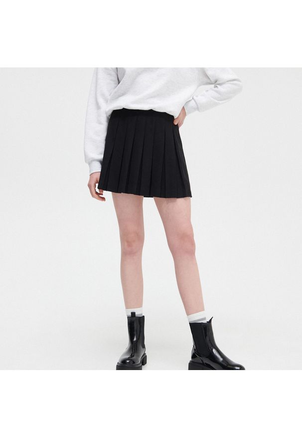 Cropp - Spódnica mini z plisowaniem - Czarny. Kolor: czarny. Materiał: tkanina, włókno, wiskoza. Długość: krótkie