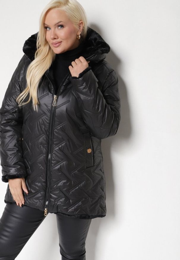 Born2be - Czarna Pikowana Kurtka z Kapturem Ocieplana Futerkiem Lealinea. Okazja: na co dzień. Typ kołnierza: kaptur. Kolekcja: plus size. Kolor: czarny. Materiał: futro. Długość: długie. Styl: casual