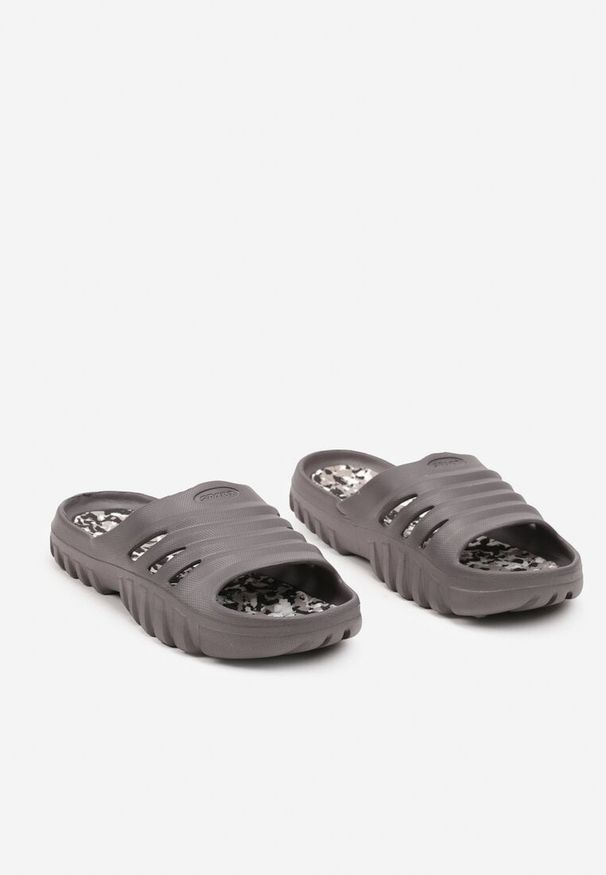 Born2be - Szare Płaskie Klapki z Pianki z Tłoczoną Cholewką i Wycięciami Testalie. Okazja: na co dzień. Kolor: szary. Materiał: bawełna, len. Styl: casual