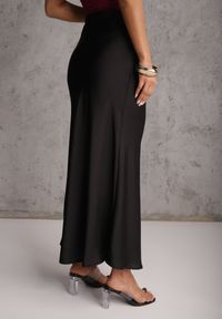 Renee - Czarna Koktajlowa Spódnica z Satyny o Rozkloszowanym Kroju Zinnivira. Kolor: czarny. Materiał: satyna. Styl: wizytowy #6