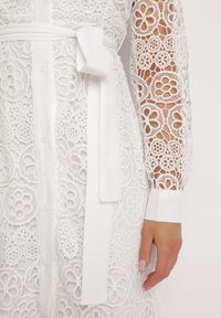 Born2be - Biała Koszulowa Rozkloszowana Sukienka Midi z Paskiem i Ozdobną Koronką oraz Guzikami Casuva. Okazja: na imprezę. Kolor: biały. Materiał: koronka. Wzór: koronka. Typ sukienki: koszulowe. Styl: klasyczny, elegancki, wizytowy. Długość: midi #7