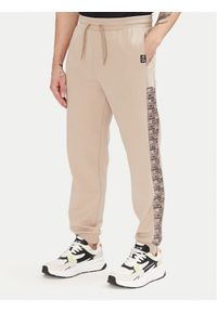 EA7 Emporio Armani Spodnie dresowe 7M000216 AF12660 U6155 Beżowy Regular Fit. Kolor: beżowy. Materiał: syntetyk, bawełna