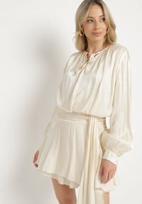 Born2be - Beżowa Wiskozowa Sukienka Ozdobiona Wiązaniem i Falbanką Rallio. Okazja: na co dzień, na imprezę. Typ kołnierza: kołnierz z falbankami. Kolor: beżowy. Materiał: wiskoza. Wzór: aplikacja. Typ sukienki: proste. Styl: casual, elegancki #1