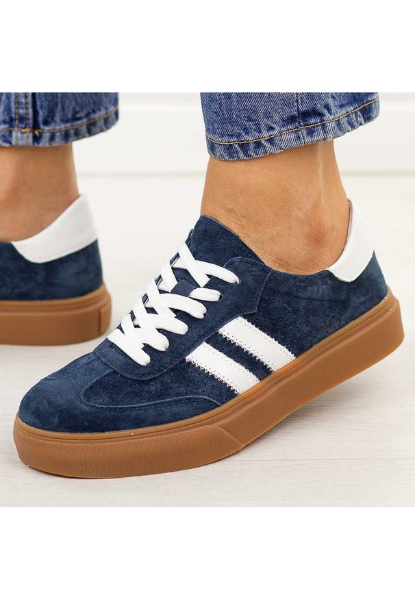 Granatowe skórzane półbuty damskie Cambell 07354. Okazja: na co dzień, na spacer. Kolor: niebieski. Materiał: nubuk, skóra. Szerokość cholewki: normalna. Wzór: ażurowy. Sezon: wiosna, lato, jesień. Obcas: na płaskiej podeszwie. Styl: casual, klasyczny, elegancki