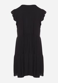 Born2be - Czarna Rozkloszowana Sukienka z Bawełny Ozdobiona Falbankami Natiriane. Okazja: na co dzień. Typ kołnierza: kołnierz z falbankami. Kolor: czarny. Materiał: bawełna. Wzór: aplikacja. Sezon: wiosna, lato. Styl: elegancki, casual #4