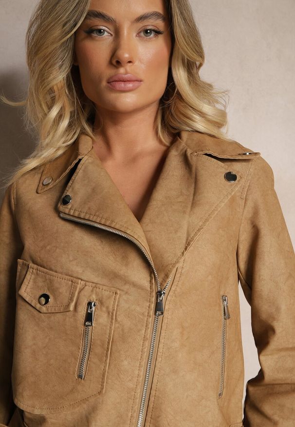 Renee - Beżowa Kurtka o Kroju Ramoneski z Paskiem ze Sprzączką i Kieszeniami Milvila. Okazja: na co dzień. Kolor: beżowy. Materiał: jeans. Styl: klasyczny, elegancki, casual, rockowy