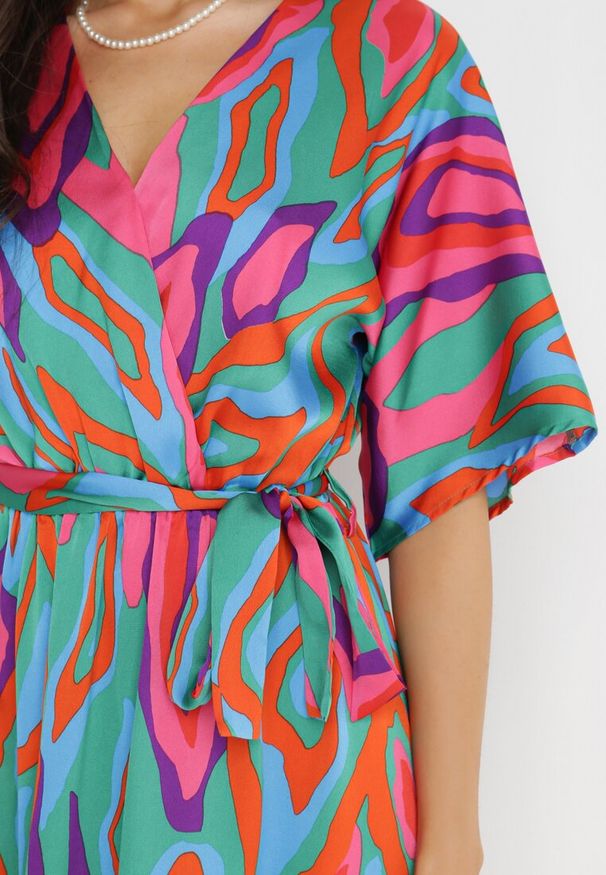 Born2be - Zielono-Różowa Sukienka Cesetros. Kolor: zielony. Materiał: materiał. Wzór: nadruk. Typ sukienki: kopertowe. Długość: midi