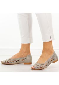 Złote ażurowe baleriny damskie z odkrytymi palcami M.Daszyński Sa136-8. Okazja: na spacer, na co dzień. Nosek buta: otwarty. Kolor: złoty. Materiał: skóra. Szerokość cholewki: normalna. Wzór: ażurowy. Sezon: wiosna, lato. Styl: casual, elegancki #1