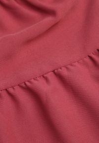 Renee - Ciemnoróżowa Sukienka z Krótkim Rękawem i Ozdobnymi Falbankami o Rozkloszowanym Kroju Vetesa. Okazja: na co dzień. Typ kołnierza: kołnierz z falbankami. Kolor: różowy. Materiał: jeans, wiskoza. Długość rękawa: krótki rękaw. Typ sukienki: proste. Styl: casual, klasyczny #4