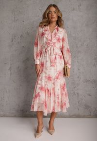 Renee - Różowa Eteryczna Sukienka Zdobiona Falbankami i Wiązanym Paskiem Rhelaith. Okazja: na imprezę, na randkę. Typ kołnierza: kołnierz z falbankami. Kolor: różowy. Materiał: poliester. Wzór: aplikacja. Styl: boho #4